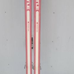SNOW SKIS