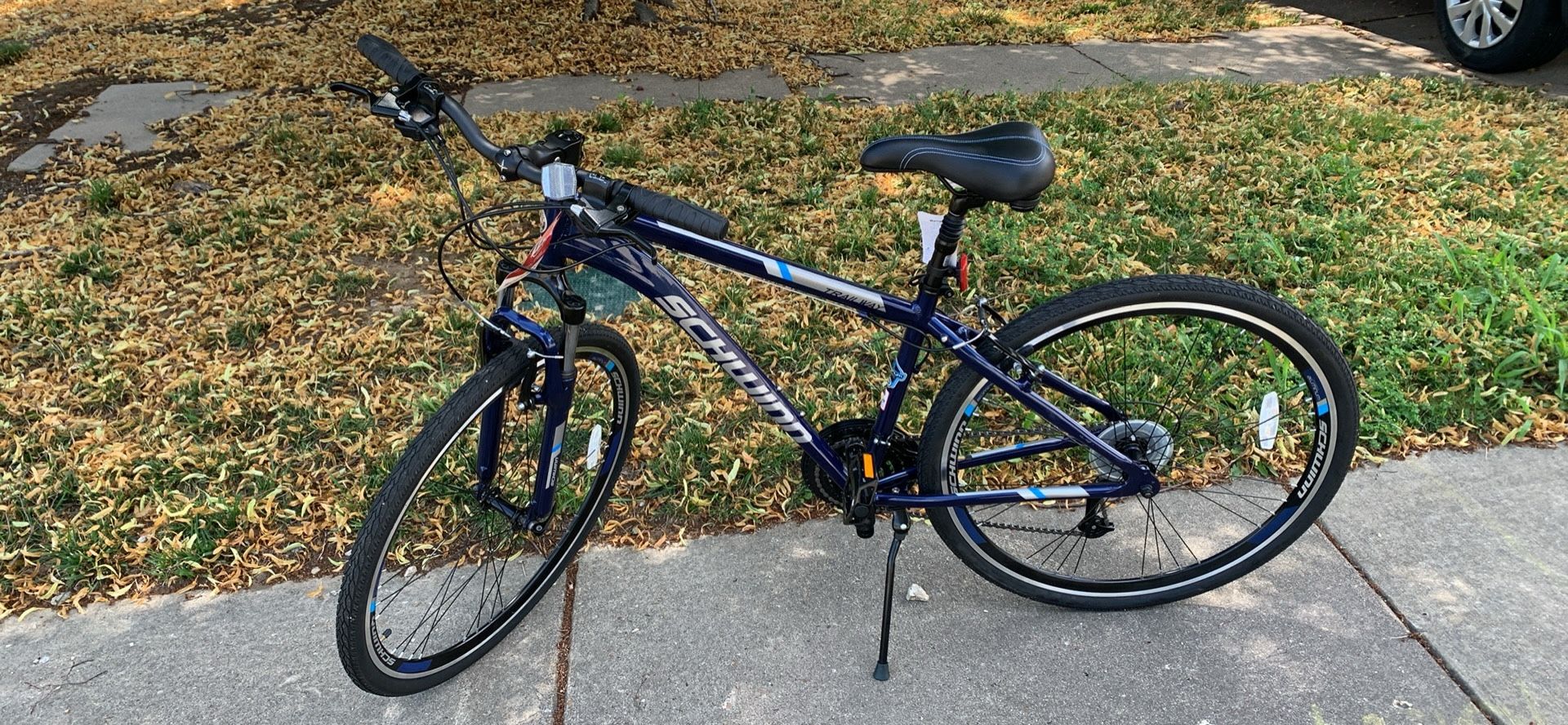 Brand New Men’s Schwinn Trailway hybrid bike (700c) bike