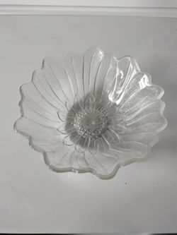 Cute flower shaped transparent glass bowl 7in