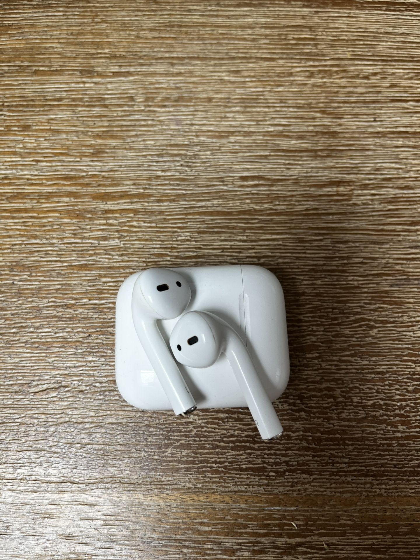 Apple Airpods with Charging Case 2nd Gen