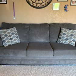 Set Of Two Couches Good Condition 90$