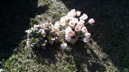 3X Plastic or silk flower displays arrangements