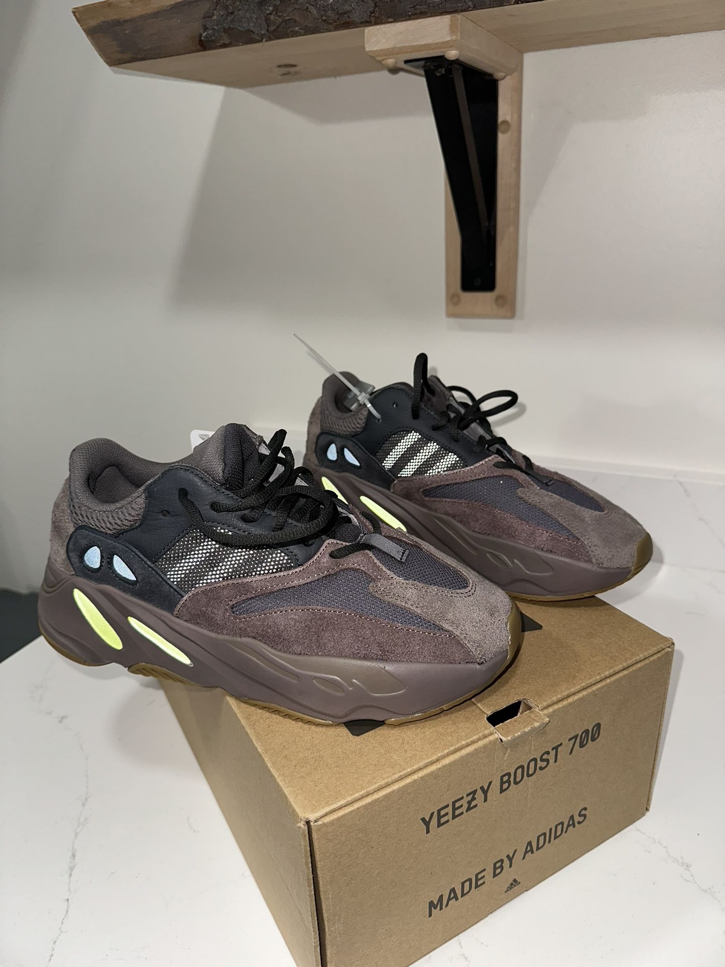adidas Yeezy Boost 700 V1 Mauve - size 9