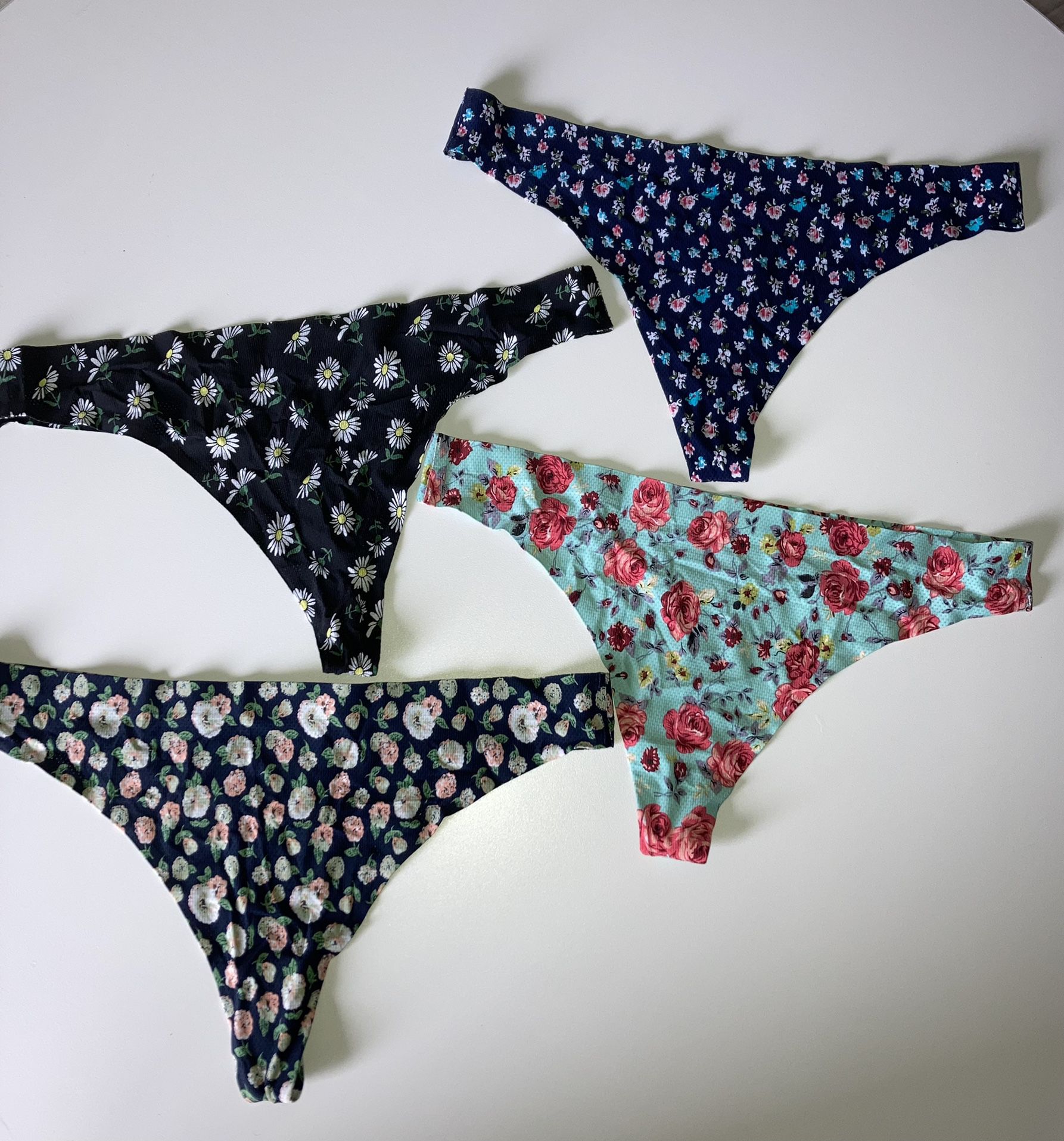 11 Thongs Size M, Mixed Brands