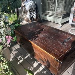 Solid wood coffee table top opens up has two drawers built very nice. It’s on wheels also