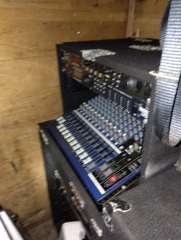 QSC RMX 2450 AUDIO AMP AND YAMAHA MG16/6FX MIXER IN FLIGHT CASE