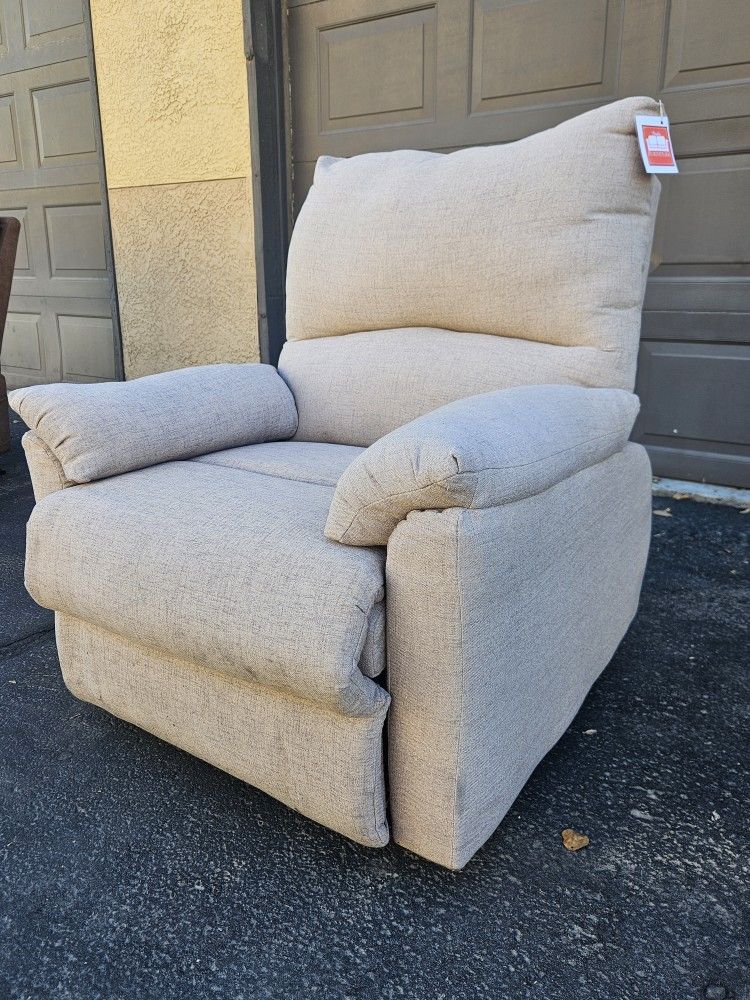 LIKE NEW CREAM RECLINER CHAIR