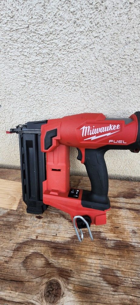 Milwaukee Finish Nailer 18 Gauge Tool Only