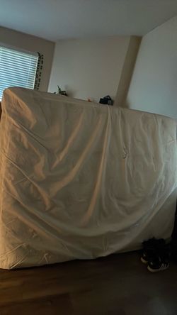 Queen sized bed always had cover on super clean
