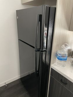GE 20.8CuFt Top Freezer Refrigerator