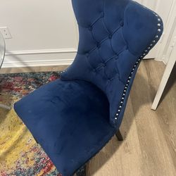 Intimate Dining Set With Chairs Table And Rug