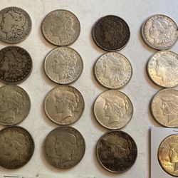 Collection of 32 vintage US silver dollar coins coin Morgan and Peace some key dates