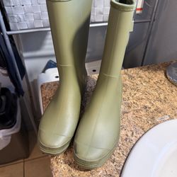 Women rain boots size 6