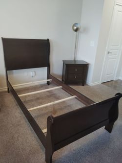 that's a nice Twin bed & Nightstand