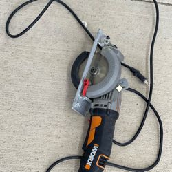 Worx 4.5 amps 4-1/2 in. Corded Compact Circular Saw