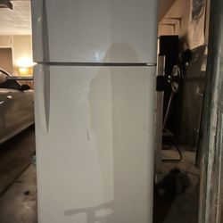 Nice Fridgedaire Refrigerator Works Great