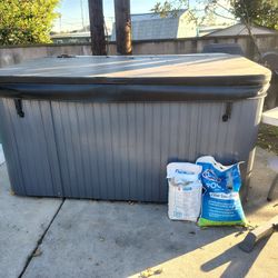 jacuzzi hot tub 2,000. 6 to 8 ppl