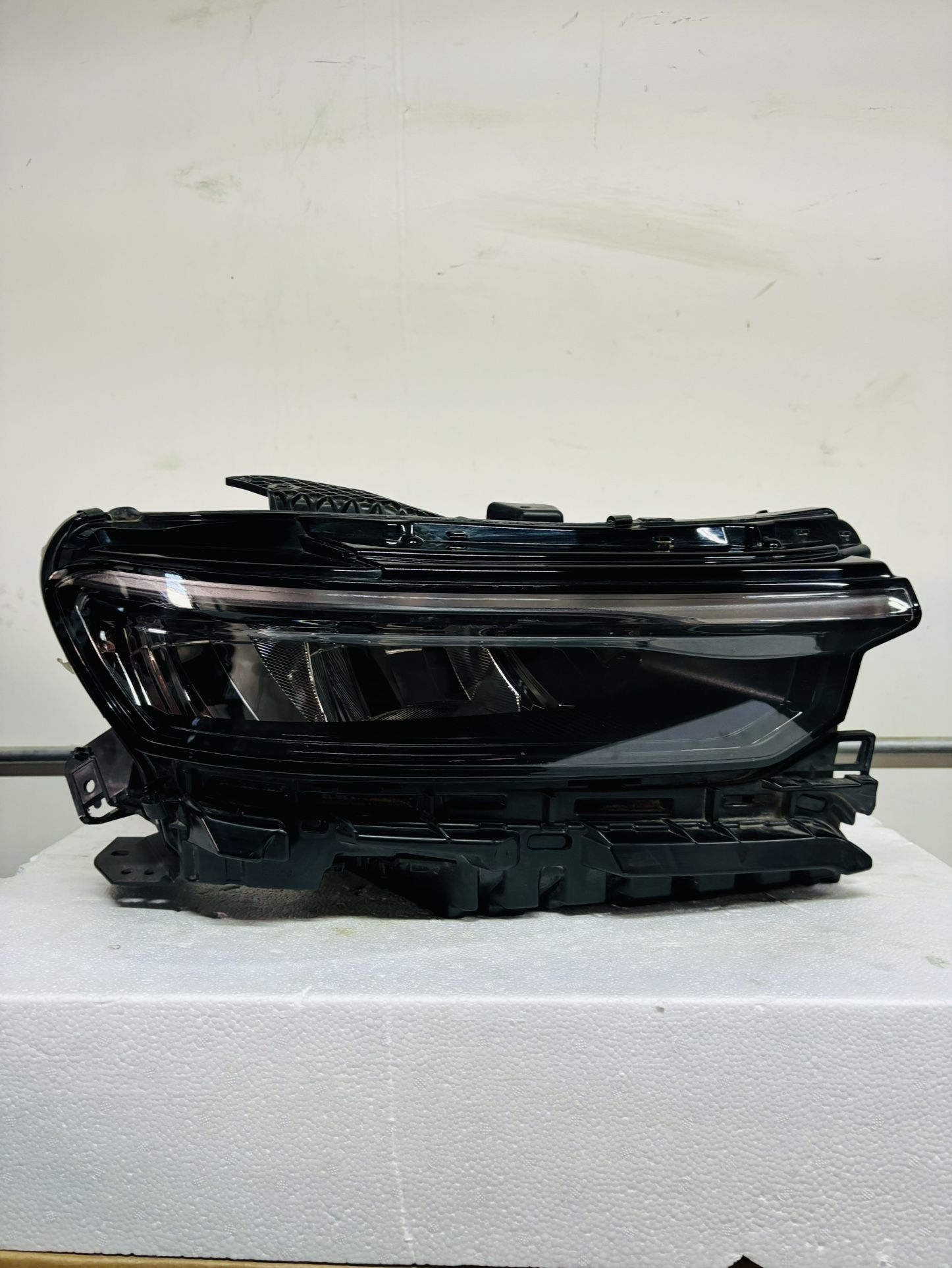 2021,2022,2023,2024,2025 Jeep Grand Cherokee Headlight Xenon Passenger Rh Oem