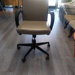 Leather beige Swivel Chairs
