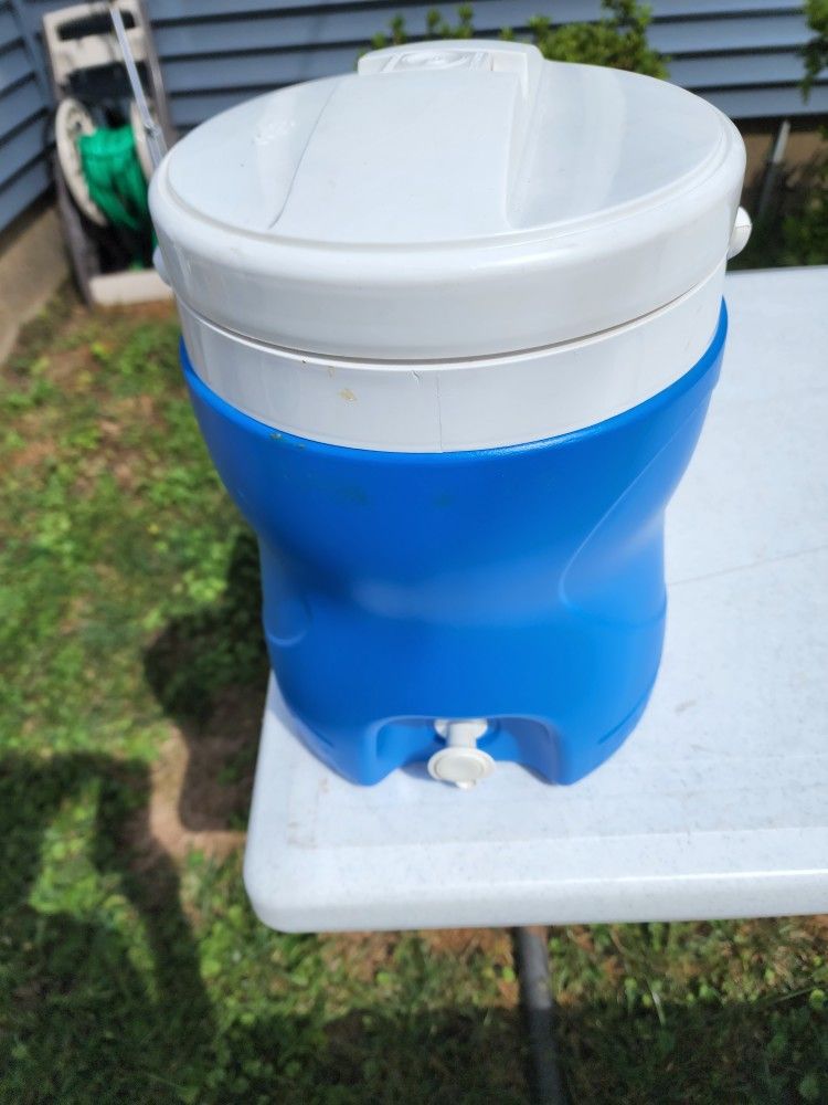 Igloo 2-Gallon Sport Beverage Cooler, Majestic Blue,  EXCELLENT CONDITION 