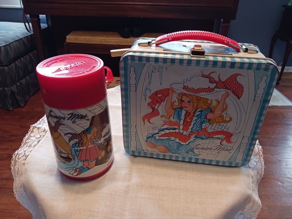 VINTAGE  JUNIOR  MISS  LUNCH BOX WITH  THERMO BOTTLE  1973 