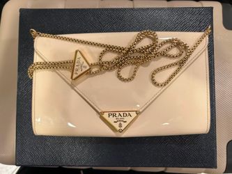 Prada Mini Bag / Clutch en piel Vernice (charol) color Avorio (marfil).