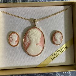 New Necklace And Pierced Earring’s. 