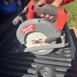 Milwaukee M18 FUEL 18V Lithium-Ion Brushless Cordless 6-1/2 in. Circular Saw (Tool-Only)
