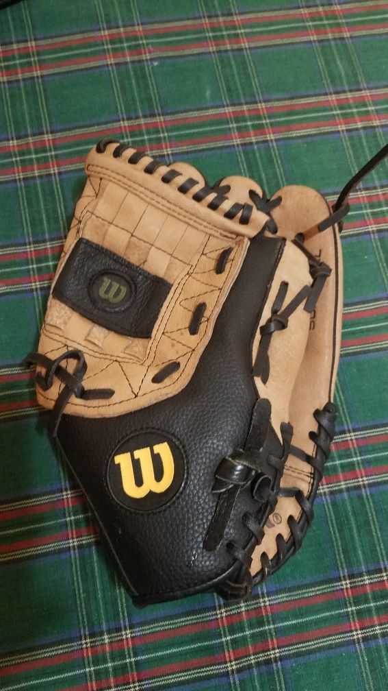 Wilson 13" Softball Glove. Unisex for young adults/teenagers, ages 7 and up