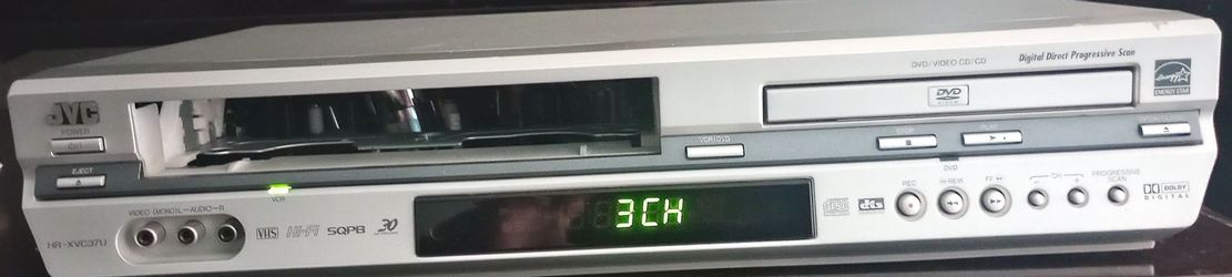 JVC VCR/DVD Combo Player (No Remote & VCR door is broke)
