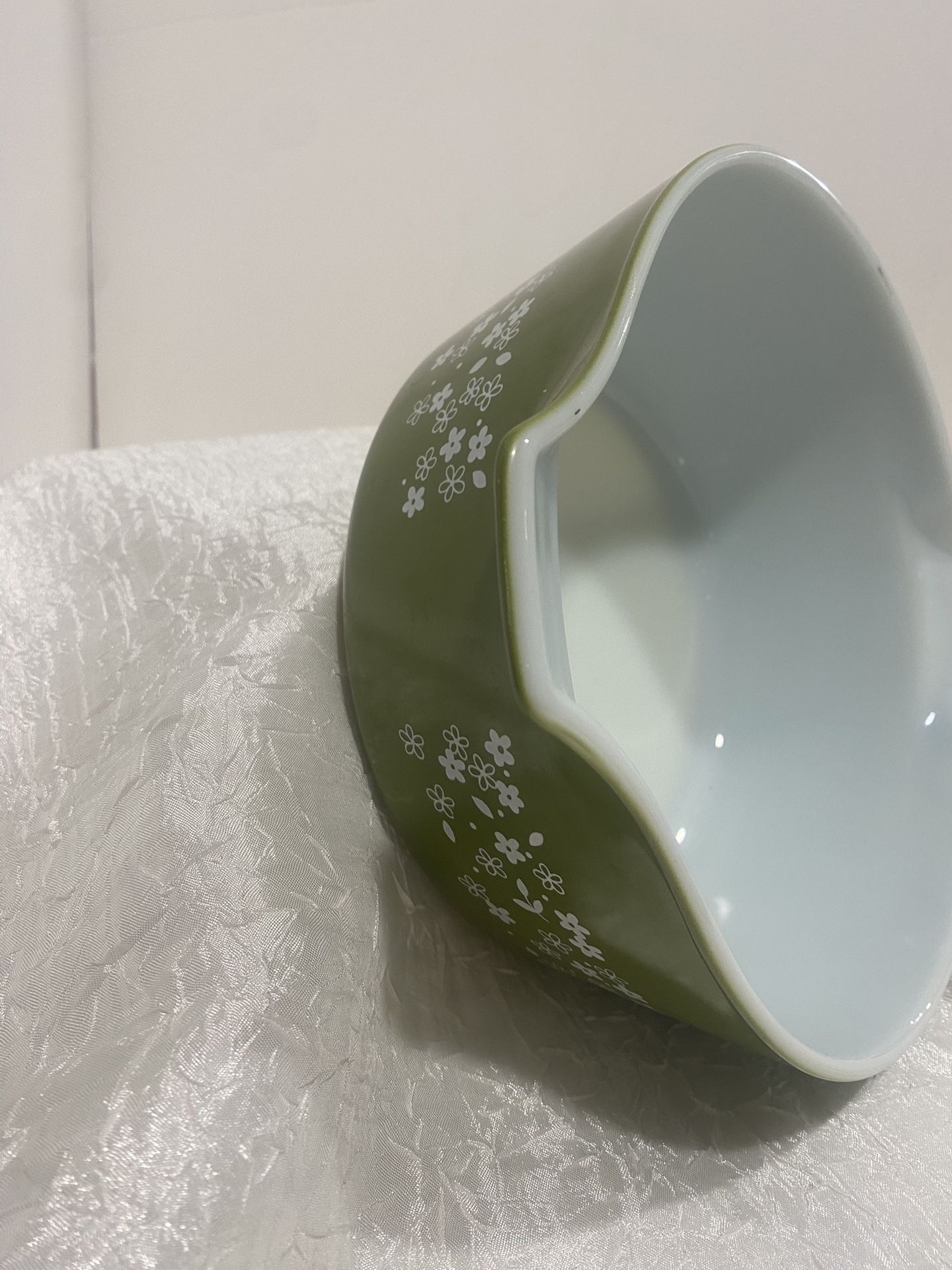 Vintage Pyrex Spring Blossom Green Crazy Daisy no lid 2.5L