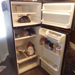 Kenmore Refrigerator $100. Manufactured 2012. One Owner 