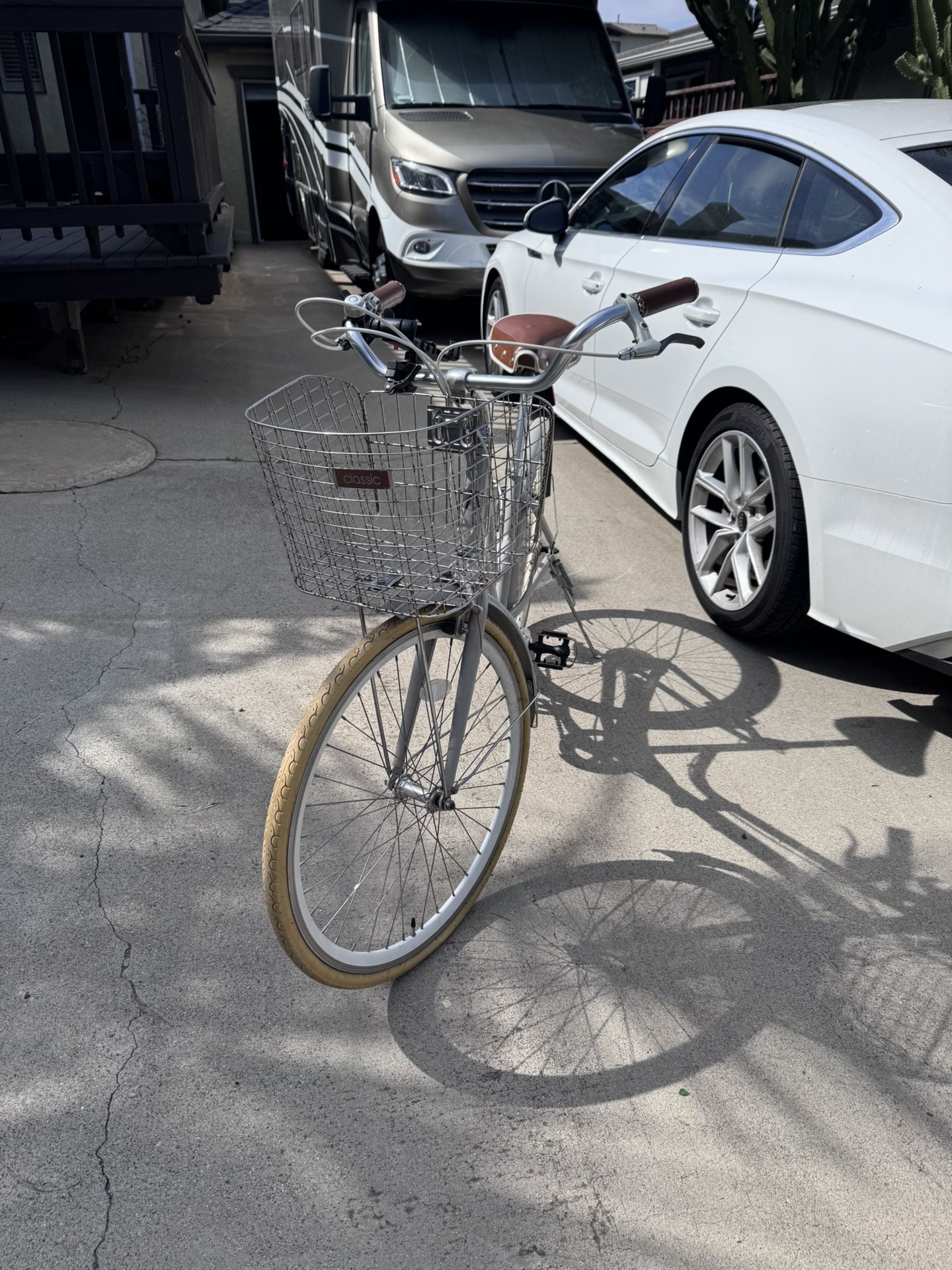 Comfort Cruiser Bike with Basket — Great Condition