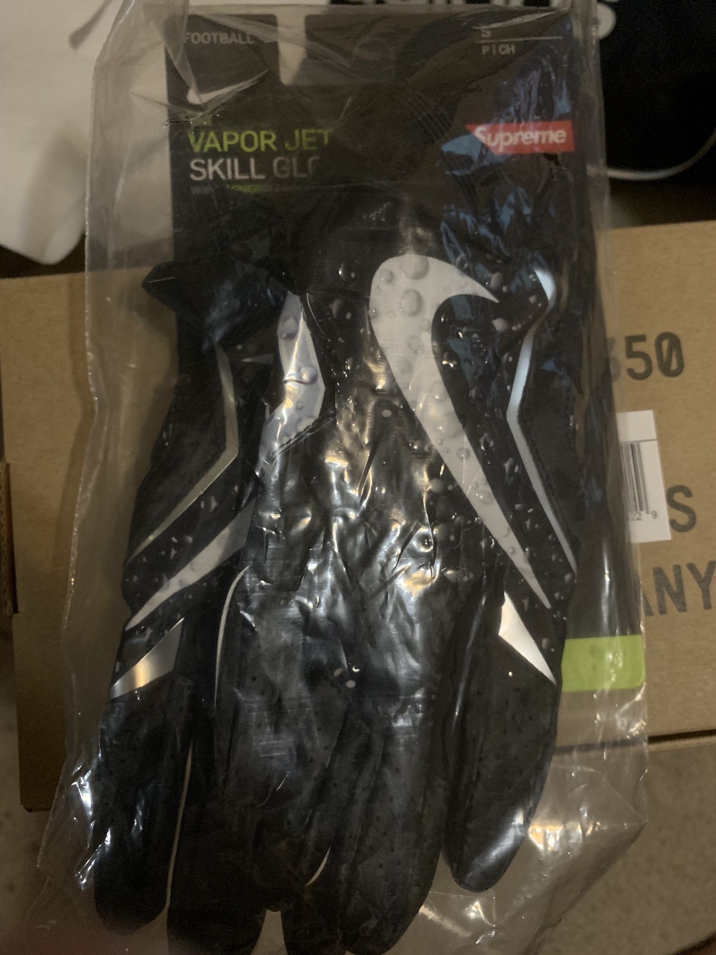 Supreme Nike Vapor Jet 4.0 Gloves for Sale in OfferUp