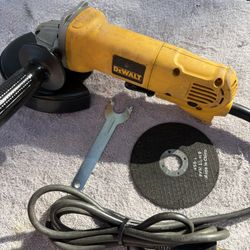 DeWalt 4-1/2" Paddle Switch Angle Grinder Kit-D28402-Very Clean, 10 A, Guard, Wheels, Handle, Wrench, 8’ Cord