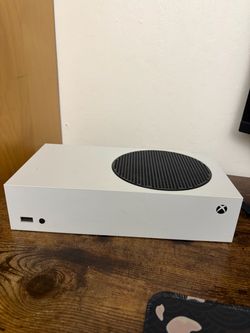 Xbox series s 120 fps come with cords and controller head set charger perfect condition