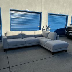 Living Spaces Sectional Couch 🛻 Delivery Available🛻