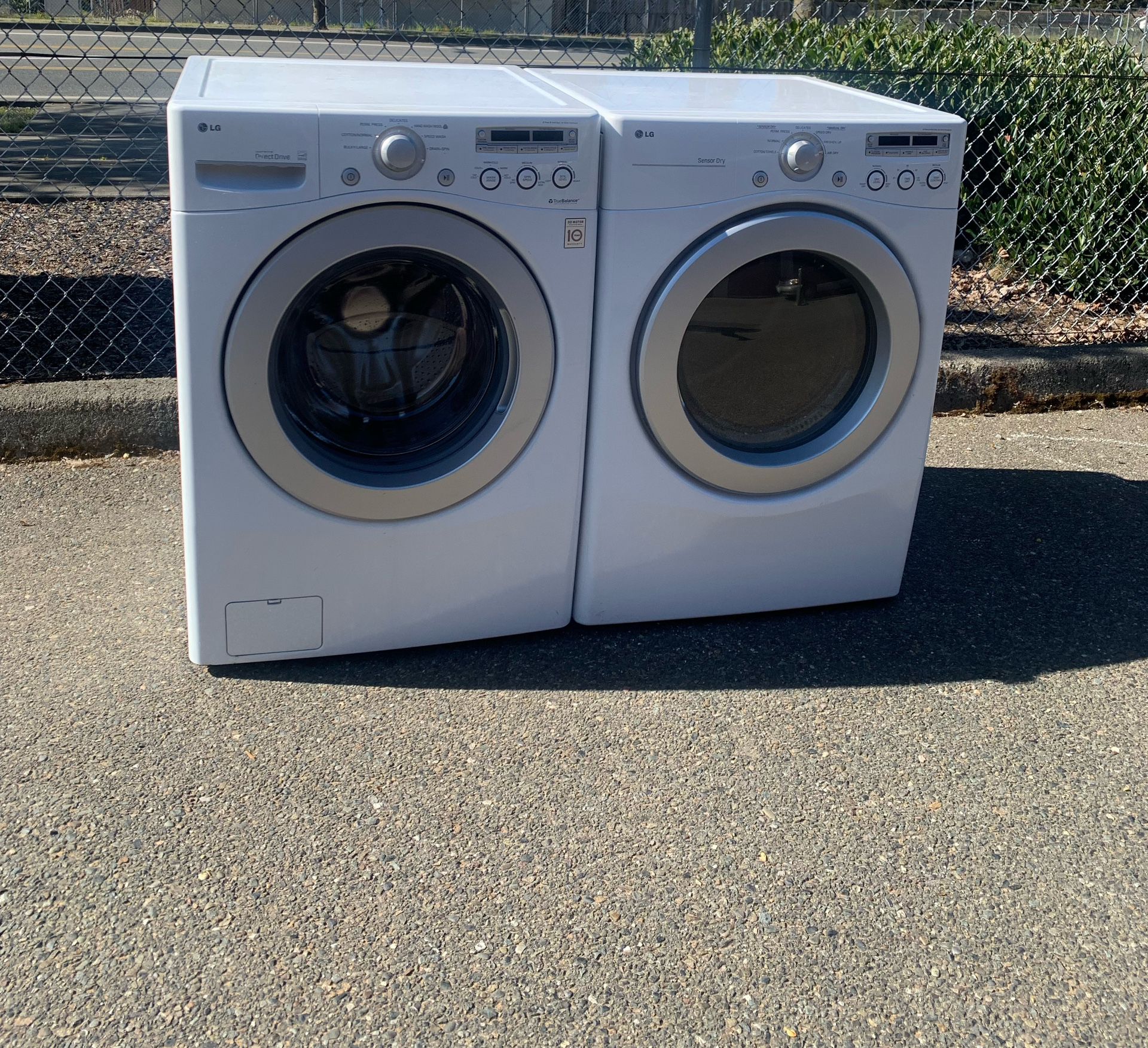 LG WASHER AND DRYER SET.