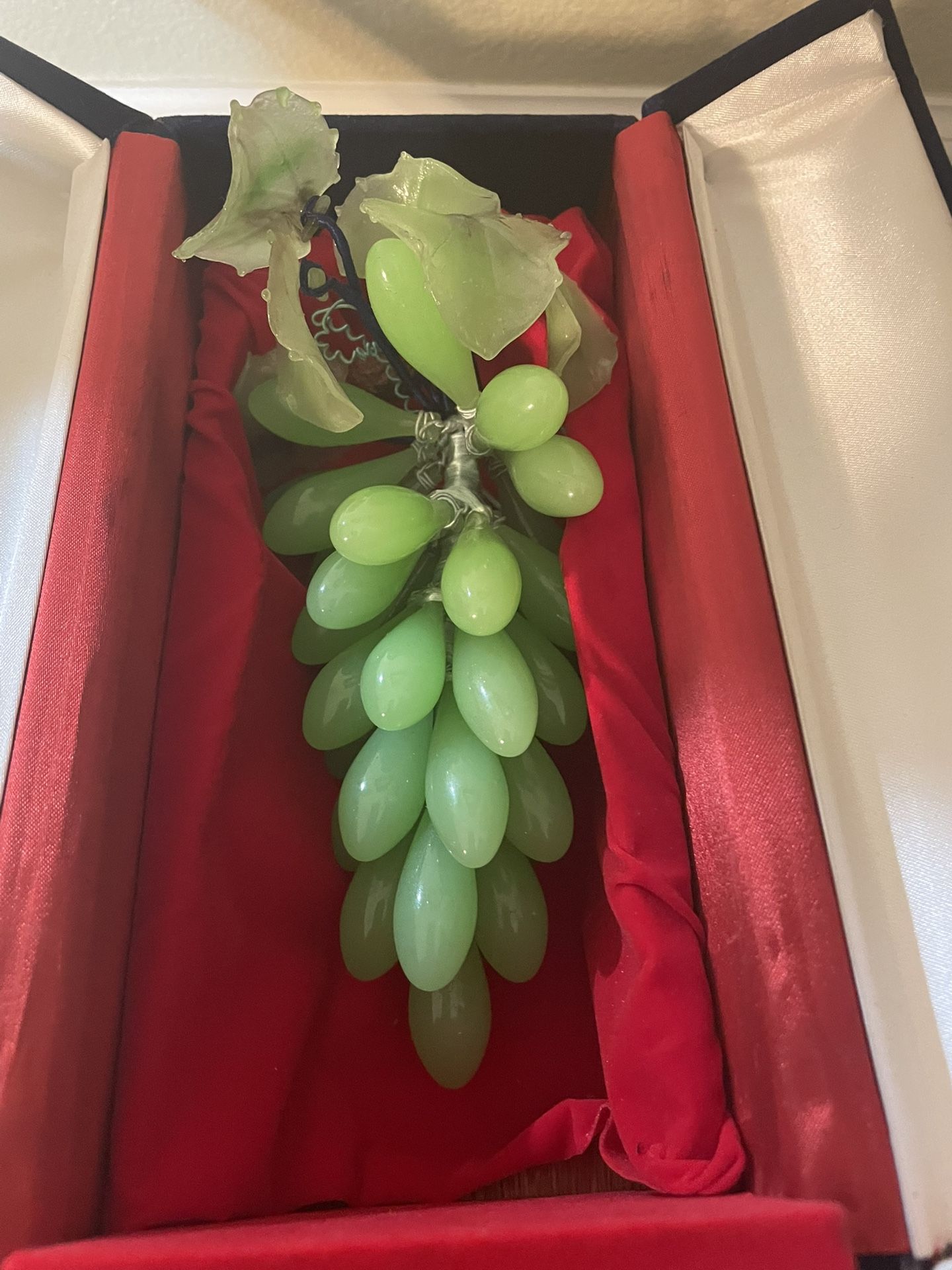 Viny Jade Grape Cluster with Carved Jade Leaves