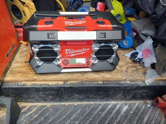 Milwaukee C12-28DCR Jobsite Radio  and charger