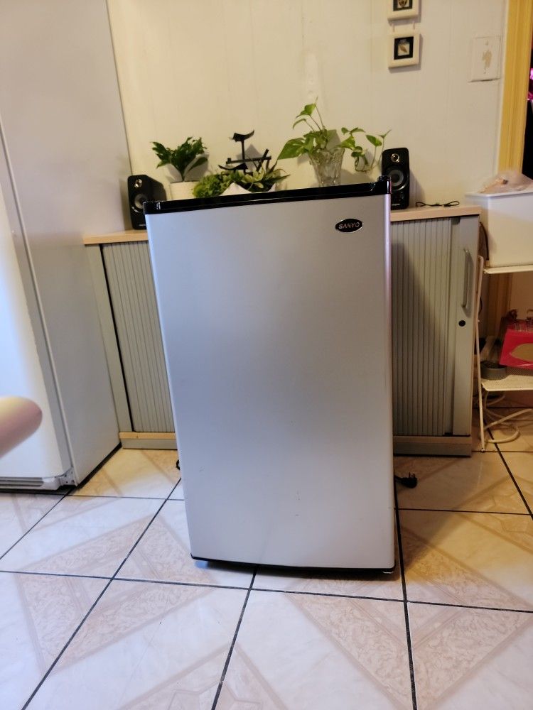Sanyo mini fridge 4.4 cubic ft SR-3720m