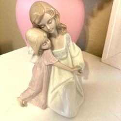 Vtg https://offerup.com/redirect/?o=UGF1bC5TdA== Statue Of A Mother And A Baby With Signature On The Bottom