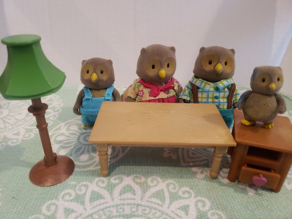 Calico Critters Sylvanian Owl Family Lot of 4 with Coffee Table, Side Table, Lamp. Q
