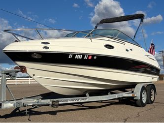 2005 Chaparral 22’ Cuddy Cabin EFI Super Low Hours New Upholstery.