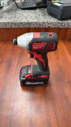 Milwaukee M18 Cordless Impact Driver w/ 8aH battery