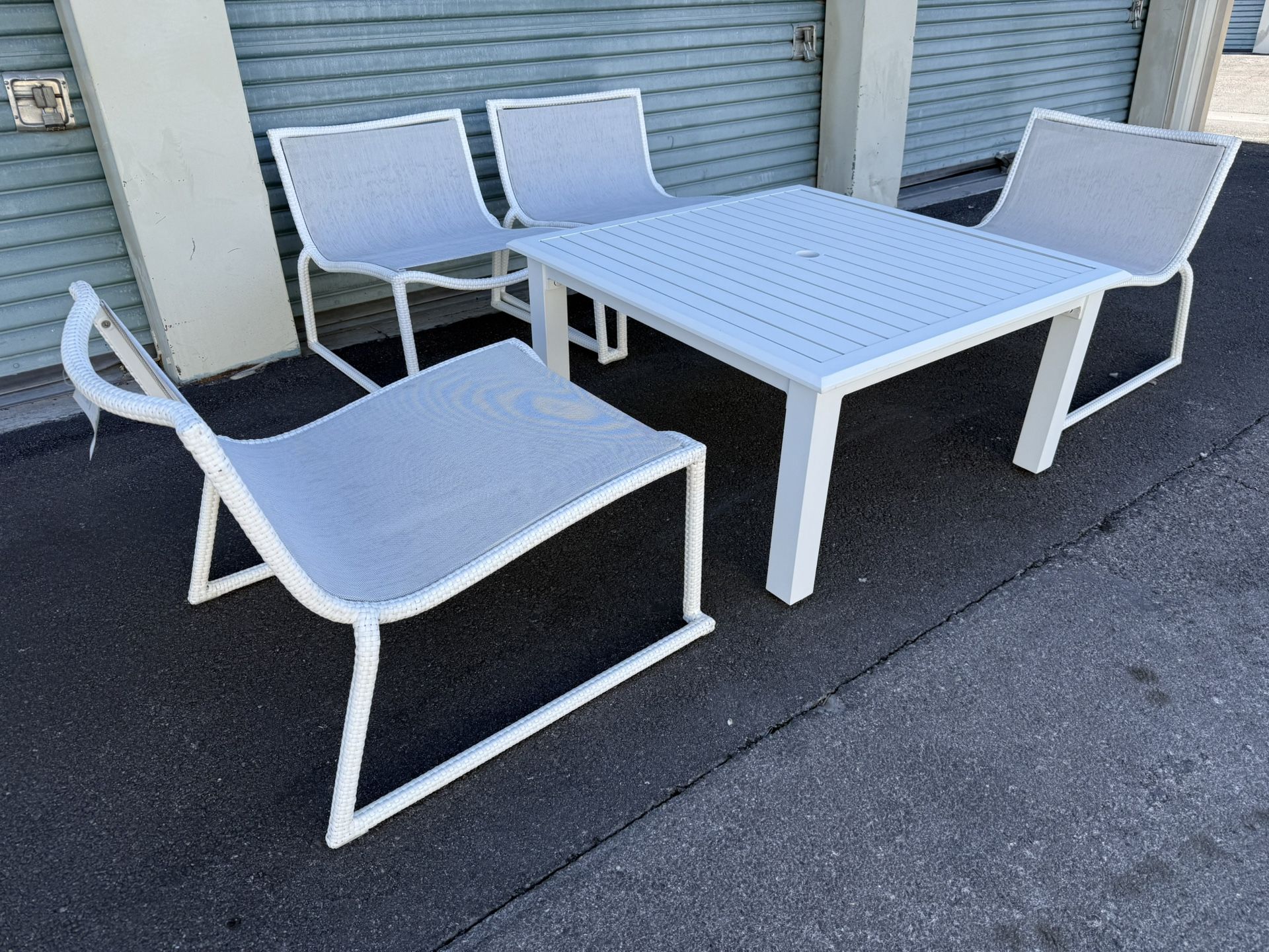 Patio ,outdoor furniture 4 Chairs and 1 coffee table Venneman collection