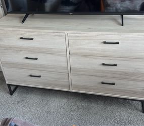 Signature Design by Ashley 6-Drawer Dresse