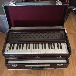 Harmonica Like Keyboard Player 