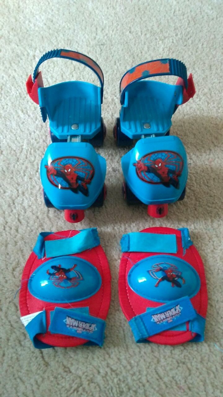 Spiderman adjustable roller skates and pads