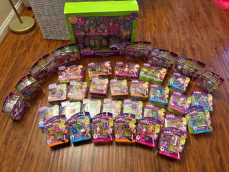 Gigantic bundle of Polly pocket toys